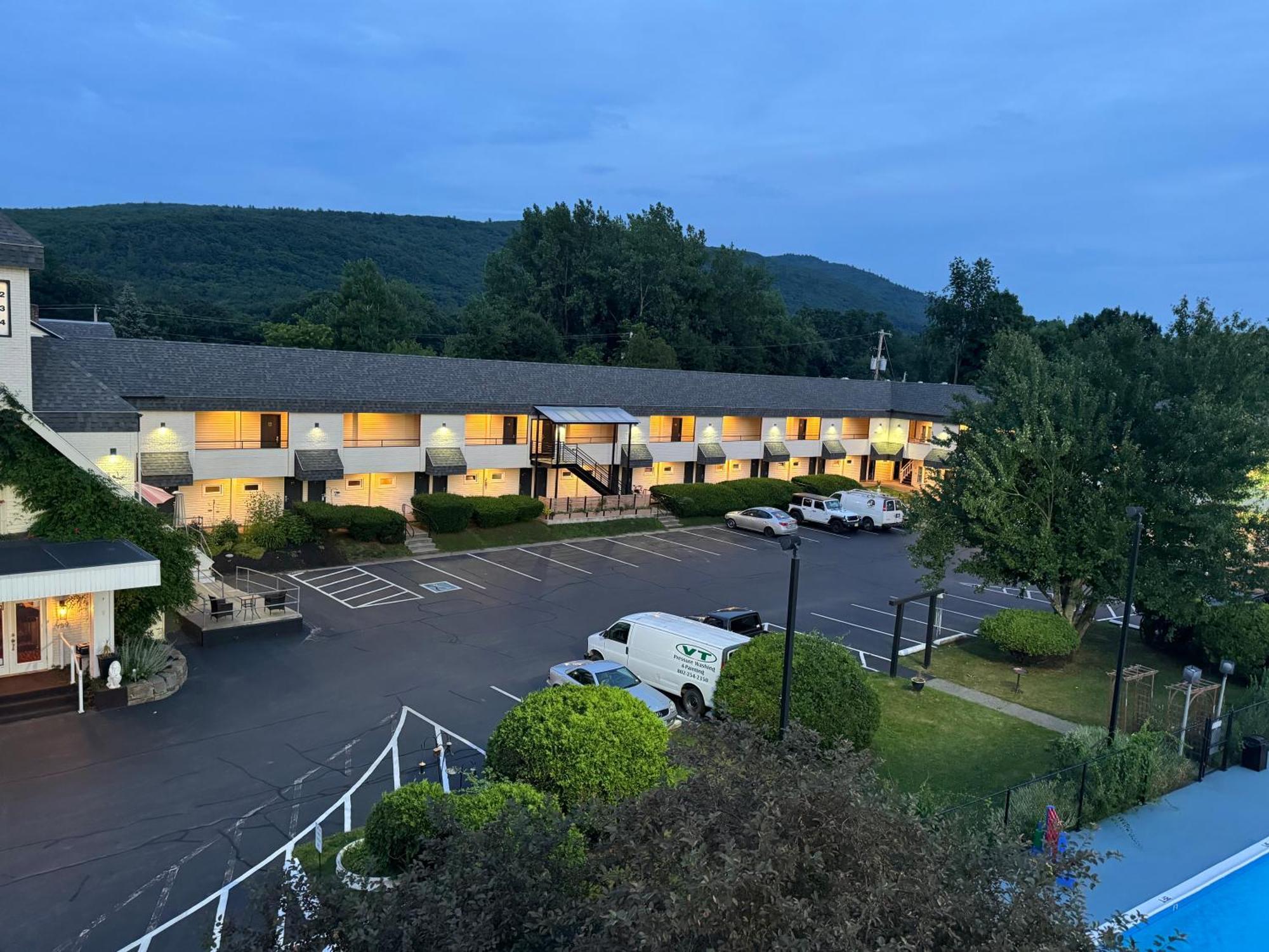 The Black Mountain Inn Brattleboro Extérieur photo