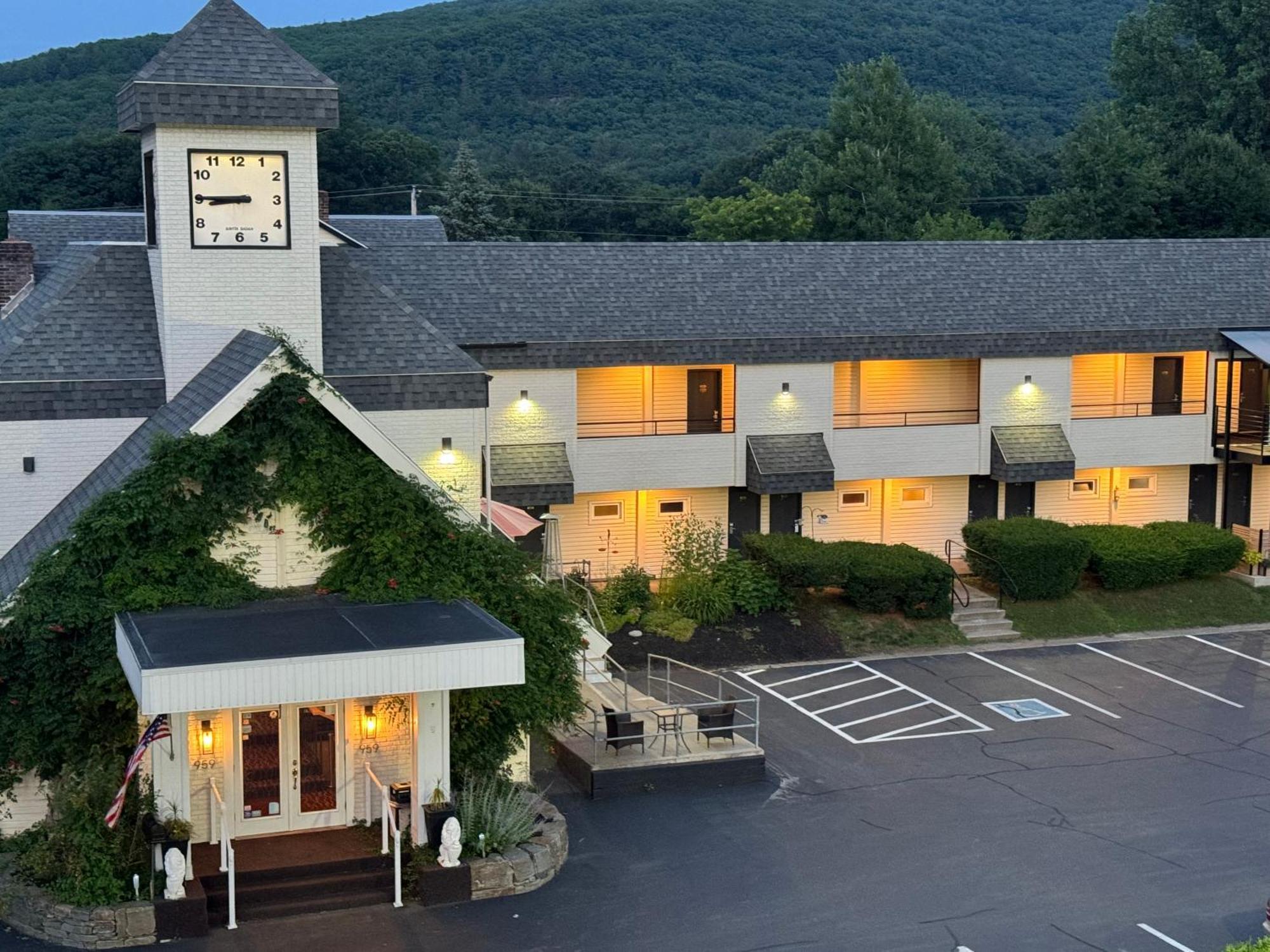 The Black Mountain Inn Brattleboro Extérieur photo