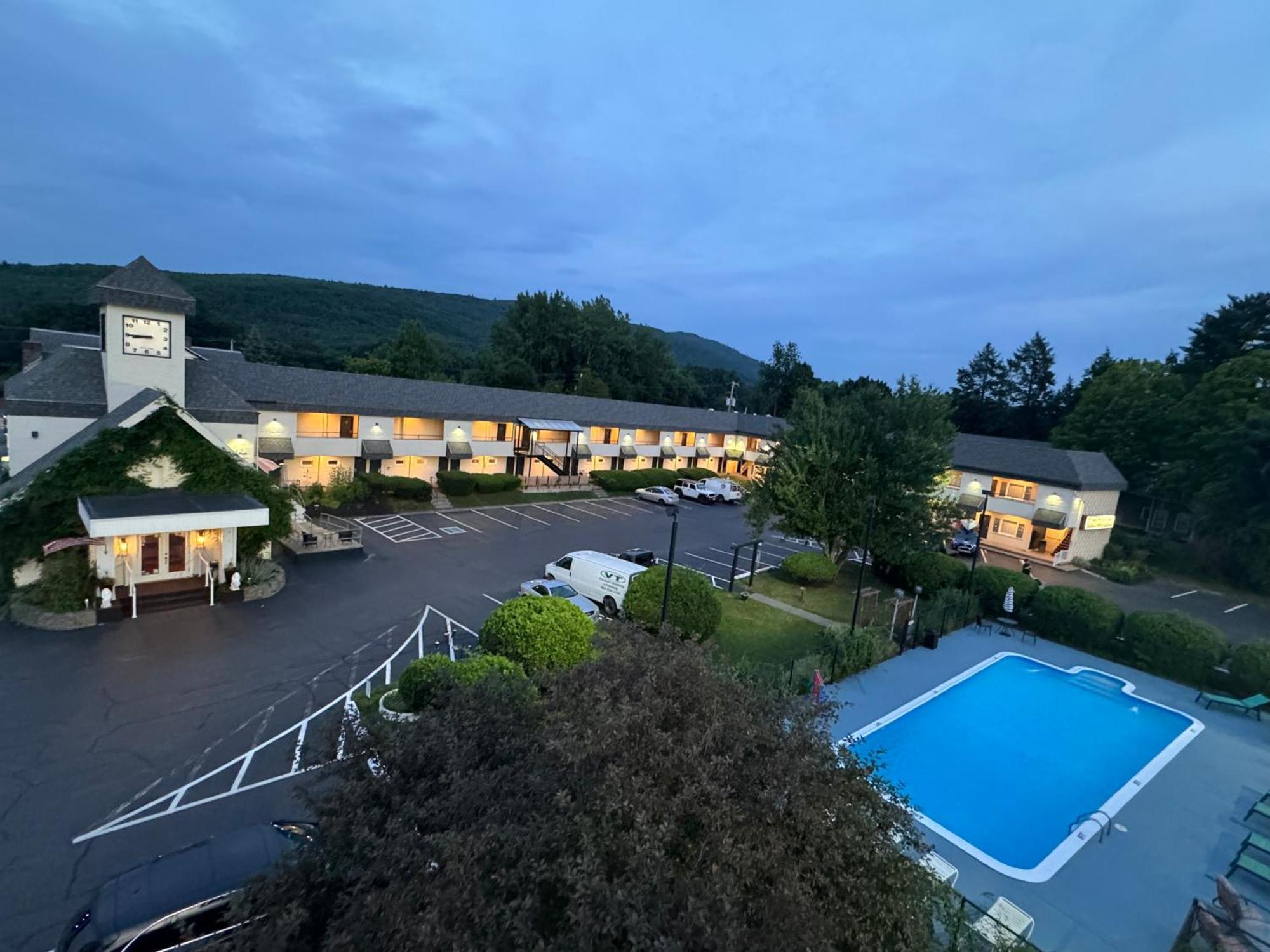 The Black Mountain Inn Brattleboro Extérieur photo