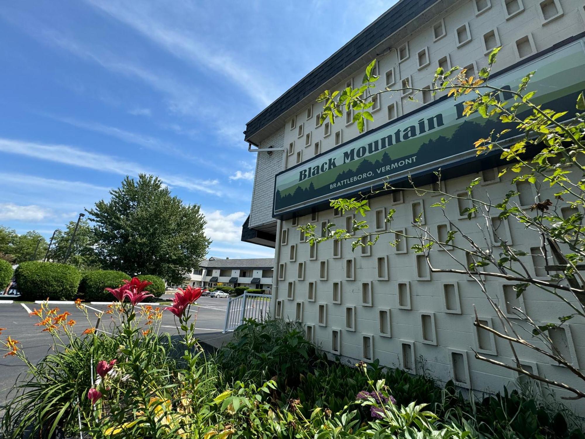 The Black Mountain Inn Brattleboro Extérieur photo